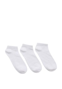 Białe skarpetki do kostek w zestawie trzech par, wykonane z miękkiej bawełny, charakteryzujące się gładką fakturą i elastycznymi mankietami, bez wzorów czy zdobień.