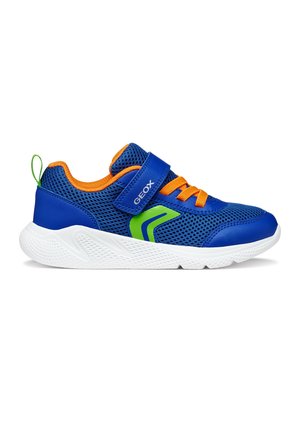 Zapatilla deportiva de malla azul con acentos naranjas y un logo verde. Cuenta con una correa de velcro y una suela de goma blanca con diseño texturizado.