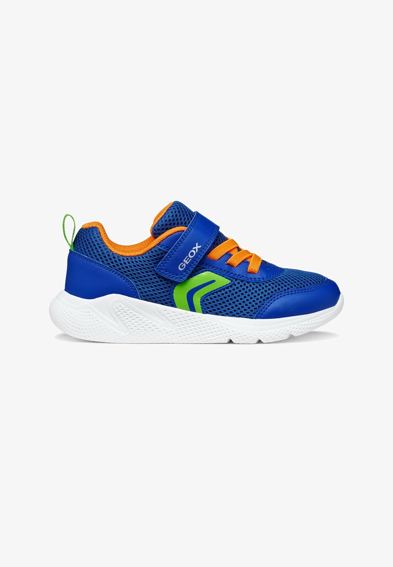 Chaussure de sport en mesh bleu avec des accents orange et un logo vert. Comprend une bride à scratch et une semelle en caoutchouc blanche avec un design texturé.