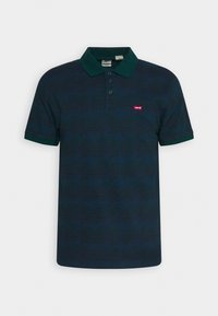 Polo bleu foncé avec col et bordures de manches verts, trois boutons et un petit logo rouge Levi's sur la poitrine.