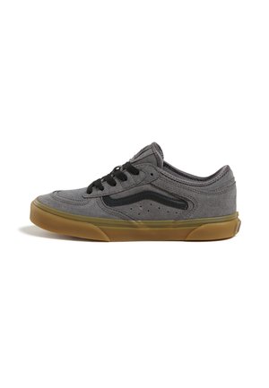 Zapatillas de ante gris con detalles negros, cordones redondos, detalles de perforación y suela de goma. Diseño de perfil bajo con cuello acolchado.