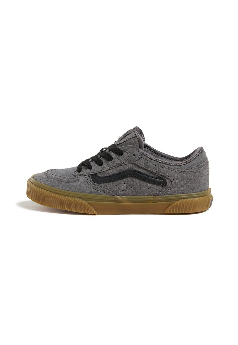 Zapatillas de ante gris con detalles negros, cordones redondos, detalles de perforación y suela de goma. Diseño de perfil bajo con cuello acolchado.