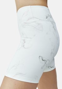 Witte aangesloten shorts met een rookpatroon in lichtgrijs en roze. Gladde textuur met een elastische tailleband en flatlock naden voor comfort.