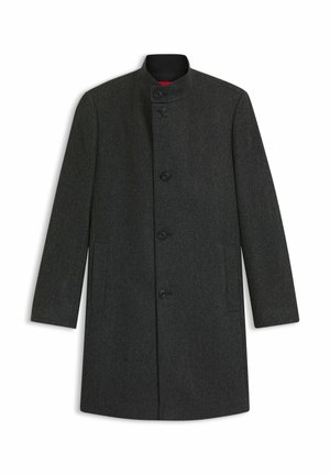 Cappotto grigio scuro su misura realizzato in lana testurizzata, caratterizzato da un colletto alto, cinque bottoni e due tasche laterali. Vestibilità standard e design strutturato.