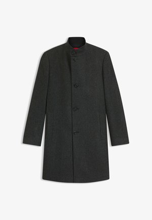 Cappotto grigio scuro su misura realizzato in lana testurizzata, caratterizzato da un colletto alto, cinque bottoni e due tasche laterali. Vestibilità standard e design strutturato.