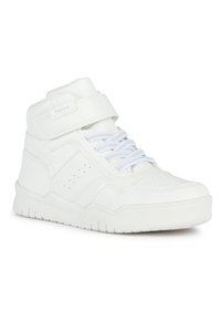 Baskets montantes blanches avec une tige en cuir texturé, fermeture à lacets et velcro, et semelle en caoutchouc à motif. Détails perforés sur le côté.