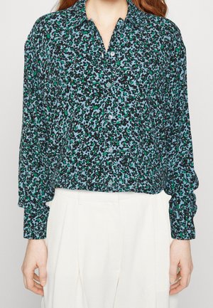 Langärmlige Bluse aus blauer Fabric mit einem schwarz-grünen abstrakten Muster, ausgestattet mit einem klassischen Kragen und einer knöpfbaren Vorderansicht.