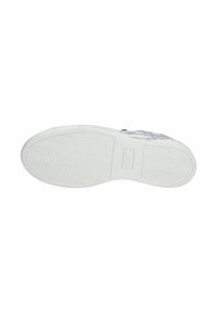 Suola di sneaker bianca con texture a spina di pesce, caratterizzata da un design liscio e piatto e un piccolo etichetta con il marchio al centro.