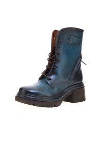 Čizme do članka sa vezicama u tamnoplavoj koži s teksturiranim finishem, debelim potplatom i smešnim detaljima. Ima istaknutu ušivenu oznaku.