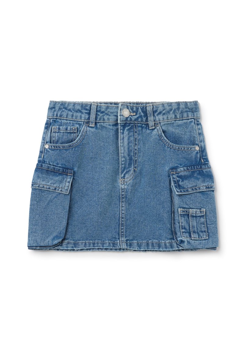 Minifalda de denim en azul claro con cierre frontal de botón y cremallera, que cuenta con dos bolsillos laterales y bolsillos laterales de estilo cargo.