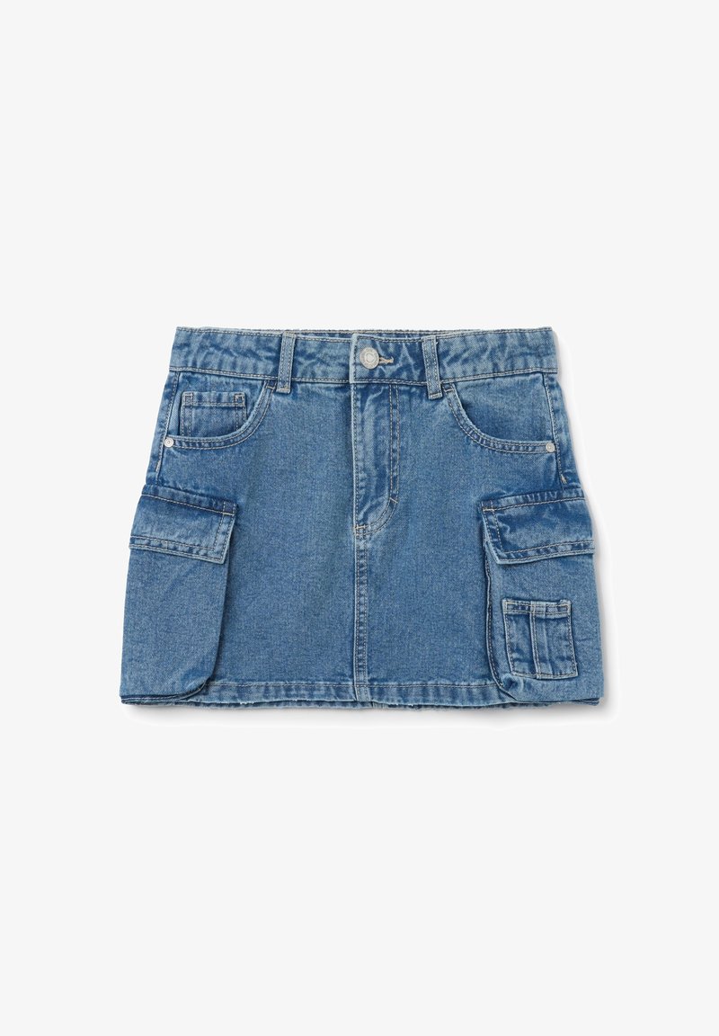 Minifalda de denim en azul claro con cierre frontal de botón y cremallera, que cuenta con dos bolsillos laterales y bolsillos laterales de estilo cargo.