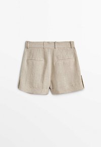 Shorts en lin beige avec une texture lisse, dotés d'une ceinture, de deux poches arrière et d'ourlets repliés sur les côtés.