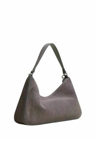 Borsa in suede grigia con una silhouette curva. Presenta un manico piatto e accessori in tonalità argento. Texture liscia, design minimalista.