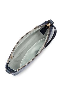 Piccola borsa a tracolla con zip di colore blu navy e accessori in oro. L'interno è foderato in tessuto verde chiaro con due scomparti e una tasca a filetto.