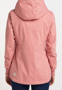 Lichtgewicht roze jas met een capuchon, elastische manchetten en een getailleerde taille. Bevat een klein logo op de onderkant. Glad textuur.