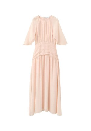 Robe rose clair longueur genoux avec manches transparentes mi-longues, corsage froncé et taille cintrée, suspendue sur fond blanc.