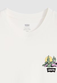 Λευκό βαμβακερό t-shirt με πολύχρωμο γραφικό κάκτο, κίτρινο ήλιο και λογότυπο "Levi's", στρογγυλή λαιμόκοψη και κοντά μανίκια.