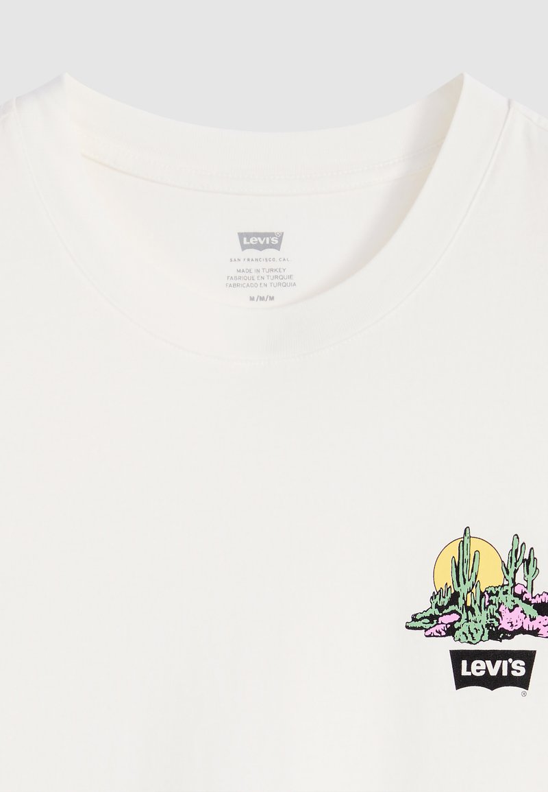 Weißes Baumwoll-T-Shirt mit einem bunten Kaktus-Graphic, einer gelben Sonne und dem "Levi's"-Logo, runden Ausschnitt und kurzen Ärmeln.