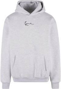 Sudadera gris con bolsillo frontal, puños y dobladillo de canalé, con un logotipo negro en el pecho, hecha de suave material de algodón.