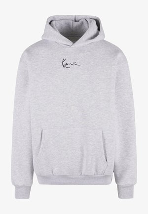 Grå hoodie med en framficka, ribbad mudd och nederkant, med en svart signaturlogo på bröstet, tillverkad av mjukt bomullsmaterial.