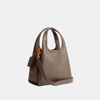 Barna, strukturált bőr kézitáska lekerekített fogantyúkkal, levehető pánttal és arany színű fém kiegészítőkkel ellátott kis lógó címkével.