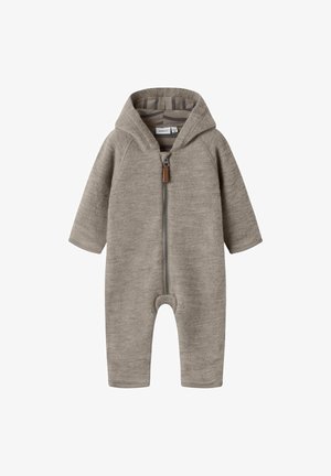 Combinaison en coton gris avec capuche, fermeture éclair sur toute la longueur à l'avant, manches longues et poignets côtelés. Texture douce et design minimal.