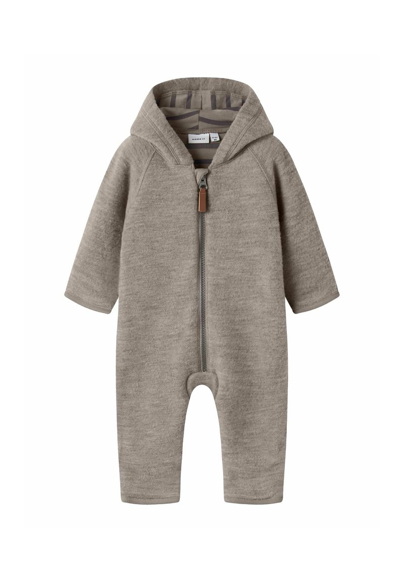 Combinaison en coton gris avec capuche, fermeture éclair sur toute la longueur à l'avant, manches longues et poignets côtelés. Texture douce et design minimal.