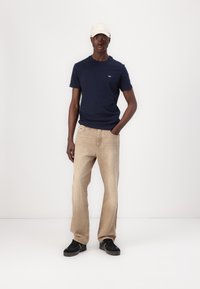 Tommy Jeans OTIS REGULAR - Straight leg jeans - beige