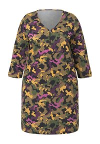 Camouflagepatroon jurk met V-hals, ritssluiting en driekwart mouwen in tinten groen, geel, roze en zwart. Zachte stof.