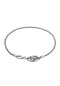 Silverarmband med en vriden design, prytt med en dekorerad ankarkaramell och säker låsning. Slät yta och polerad finish förbättrar utseendet.