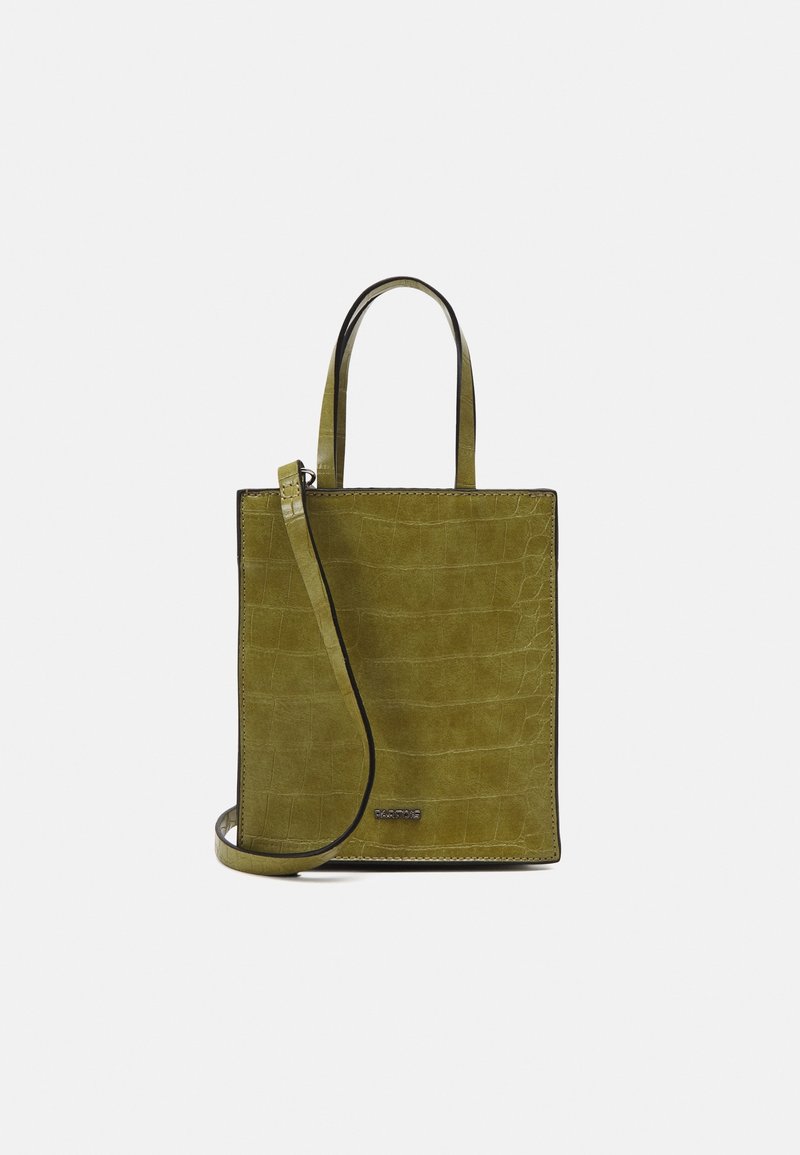 Petit sac à main carré vert olive avec texture crocodile, poignées courtes, bandoulière longue et petit logo métallique à l'avant.
