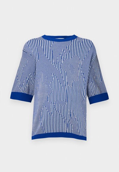 Blå og hvid kortærmet sweater med stribet mønster og botaniske motiver, ribbet halsudskæring og manchetter. Blød strikket tekstur.