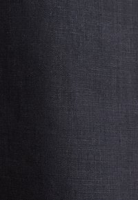 Tissu tissé gris foncé avec une texture visible et de légères variations d'épaisseur de fil et d'ombrage.