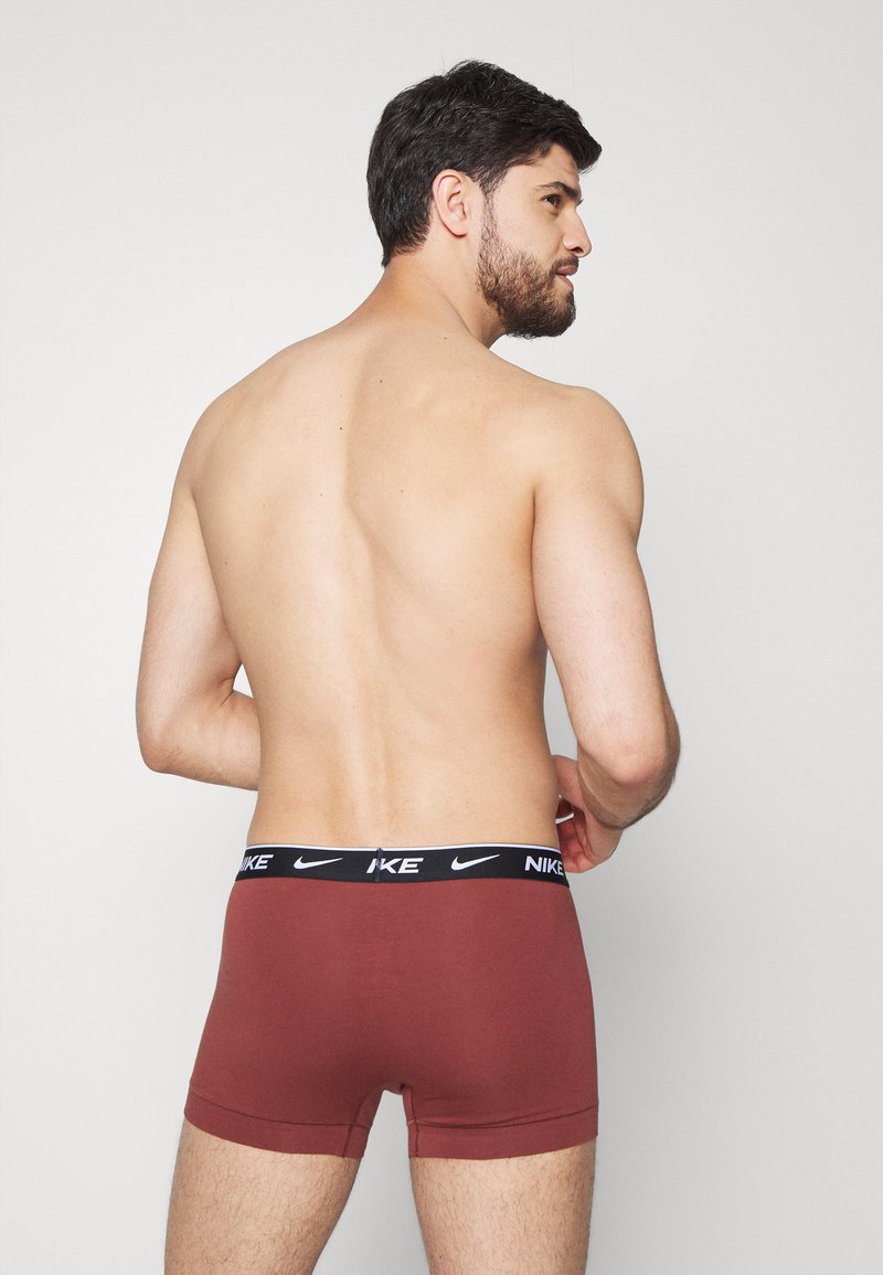 Herren Unterhosen | Nike Underwear DAY TRUNK 3 PACK Panties off white/grey/bordeaux/offwhite - VP85507 Herren Unterhosen | Nike Underwear DAY TRUNK 3 PACK Panties off white/grey/bordeaux/offwhite - VP85507