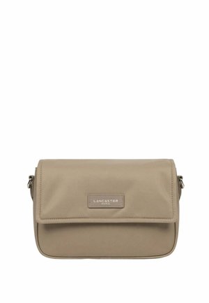 Sac bandoulière rectangulaire beige avec fermeture à rabat et patch logo Lancaster Paris au centre avant.