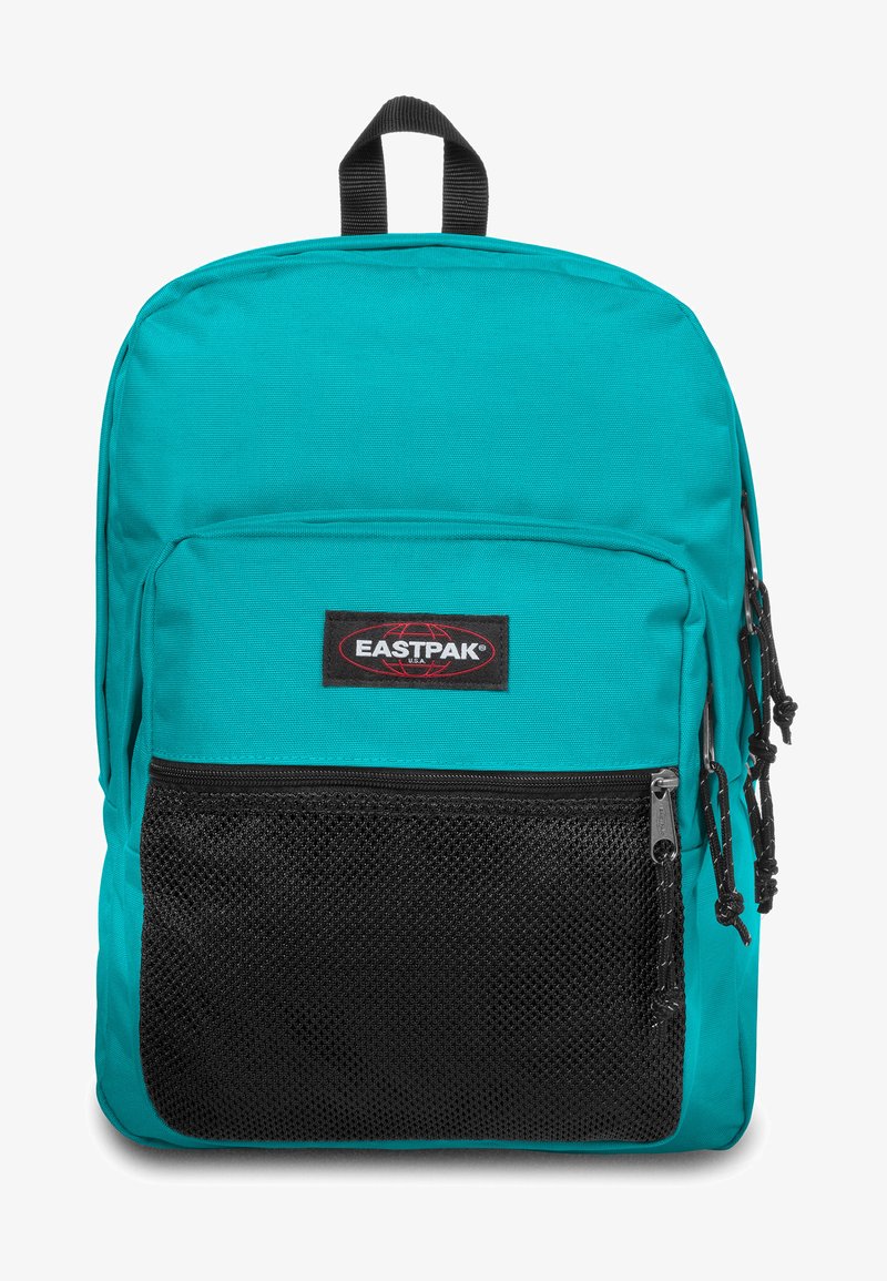 Turkos ryggsäck med en texturerad yta, utrustad med en stor svart mesh-fickfront, svarta dragkedjor och ett Eastpak-logotypmärke.