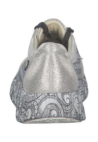 Sneaker argento con tomaia metallica testurizzata e suola con motivo bianco e nero. Presenta lacci elastici e colletto imbottito.