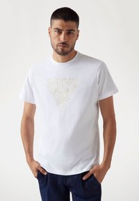Guess - REGULAR FIT LOGO - Print T-shirt - weiß Thumbnail Image 1