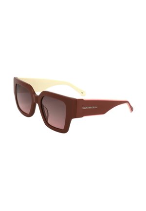 Occhiali da sole marroni con montatura quadrata, lenti sfumate, aste interne beige e logo "Calvin Klein Jeans" sulla stanghetta.