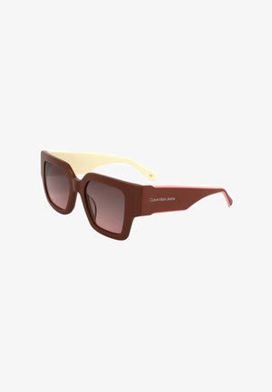 Occhiali da sole marroni con montatura quadrata, lenti sfumate, aste interne beige e logo "Calvin Klein Jeans" sulla stanghetta.