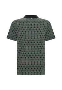 Camisa polo de manga corta con un patrón geométrico en verde oscuro, negro y beige, y cuello negro sólido, vista desde la parte posterior.