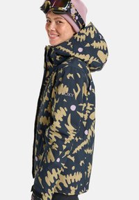 Mehrfarbige Jacke mit einem navyblauen Grundton, abstrakten beigen und rosa Mustern, einer Kapuze und einem Logo auf der Vorderseite. Glatte Textur und Reißverschlusstaschen.