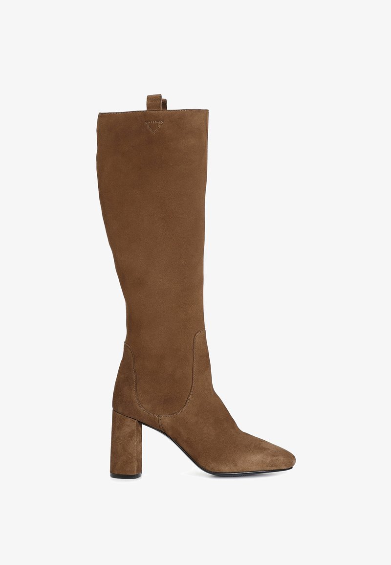 Bota alta de ante marrón con punta afilada y tacón cuadrado. Presenta un diseño sencillo y una pestaña trasera para facilitar su colocación.