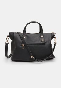 Borsa a tracolla in ecopelle nera con doppio manico superiore e tracolla removibile. Presenta una chiusura con zip, una tasca frontale e hardware in tono oro.