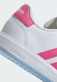 adidas Sportswear GRAND COURT 2 0 - Tréningová obuv - cloud white pulse magenta glow blue