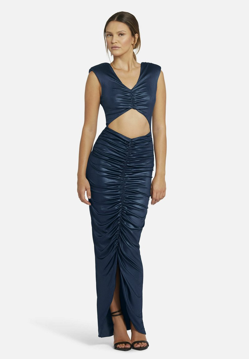 Navyblaues, ärmelloses Kleid mit Ausschnitt in der Taille und gerafftem Stoff. Es hat einen hohen Schlitz bis zum Oberschenkel und eine glatte, glänzende Textur.