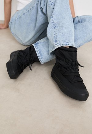 Enkellaarsjes met plateauzool - black