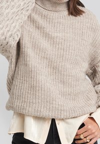 NA-KD Sweter