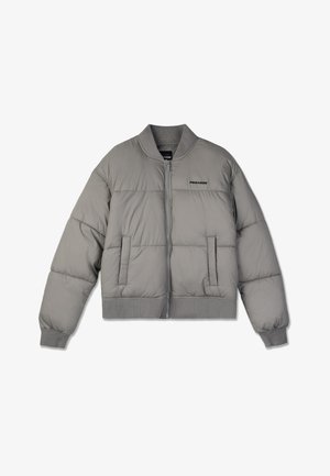 Grijze pufferjack met een bomberontwerp, ribgebreide manchetten en onderrand, ritssluiting en twee voorzakken. Beschikt over een logo op de borst.