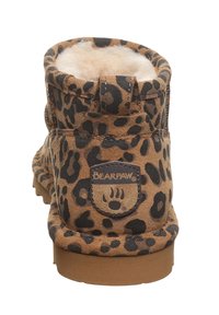 Leopardenmuster Wildleder Stiefeletten mit weicher Fütterung aus Fell, flacher Gummisohle und runder Logopatch auf der Ferse.